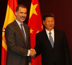 Su Majestad el Rey y el Presidente de la República Popular China, Xi Jinping, se saludan antes del encuentro mantenido entre ambos