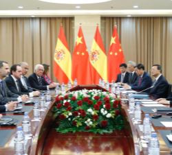Vista general de la mesa durante el encuentro mantenido entre Su Majestad el Rey y el Presidente de la República Popular China, Xi Jinping
