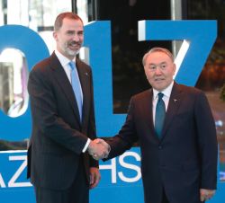 Su Majestad el Rey recibido por el Presidente de la República de Kazajistán, Nursultán Nazarbáyev, a su llegada a la Esfera Central de la Exposición