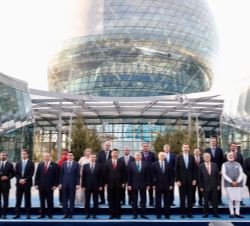 Su Majestad el Rey con los jefes de Estado asistentes a la inauguración de la Exposición Internacional 2017 "Future Energy"