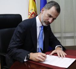 El Rey firma en la Embajada en Kazajistán el Real Decreto por el que se concede la Gran Cruz del Mérito Civil al héroe Ignacio Echeverría