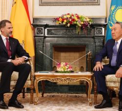 Su Majestad el Rey con el Presidente de la República de Kazajistán, Nursultán Nazarbáyev, durante su encuentro en el Palacio Presidencial Ak Orda