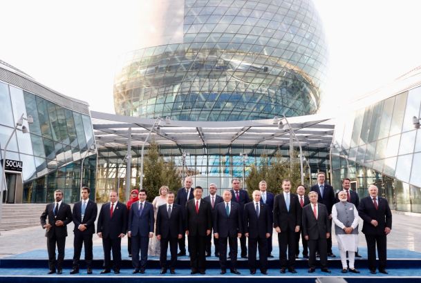 Su Majestad el Rey con los jefes de Estado asistentes a la inauguración de la Exposición Internacional 2017 