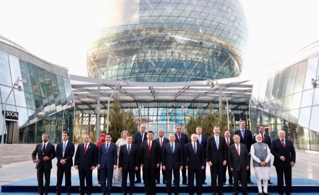 Su Majestad el Rey con los jefes de Estado asistentes a la inauguración de la Exposición Internacional 2017 "Future Energy"