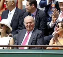 Su Majestad el Rey Don Juan Carlos contempla la final junto a la ministra de Agricultura y Pesca, Alimentación y Medio Ambiente, Isabel García Tejerin