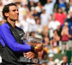 El tenista español Rafael Nadal durante la interpretación del himno español, tras su victoria en el torneo