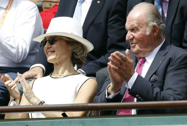 Su Majestad el Rey Don Juan Carlos aplaude durante la final junto a la ministra de Agricultura y Pesca, Alimentación y Medio Ambiente, Isabel García T
