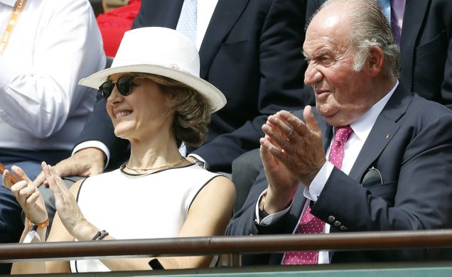 Su Majestad el Rey Don Juan Carlos aplaude durante la final junto a la ministra de Agricultura y Pesca, Alimentación y Medio Ambiente, Isabel García T