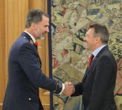 Su Majestad el Rey recibe el saludo del Sr. Peter Maurer, Presidente del Comité Internacional de la Cruz Roja 
