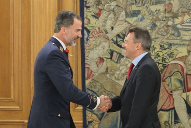 Su Majestad el Rey recibe el saludo del Sr. Peter Maurer, Presidente del Comité Internacional de la Cruz Roja 