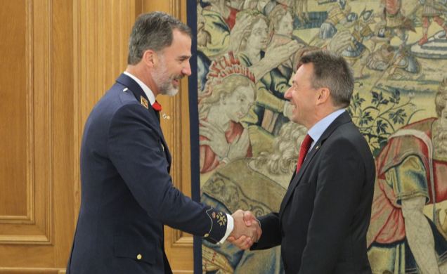Su Majestad el Rey recibe el saludo del Sr. Peter Maurer, Presidente del Comité Internacional de la Cruz Roja 