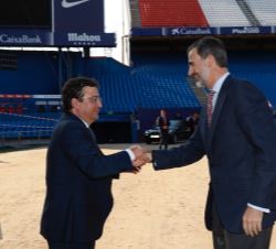 Su Majestad el Rey recibe el saludo del presidente de la Junta de Extremadura, Guillermo Fernández Vara