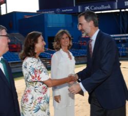 Su Majestad el Rey recibe el saludo de la secretaria de Estado de Investigación, Desarrollo e Innovación, Carmen Vela