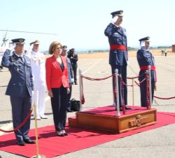 Su Majestad el Rey recibe Honores de Ordenanza a su llegada a la Academia Básica del Aire