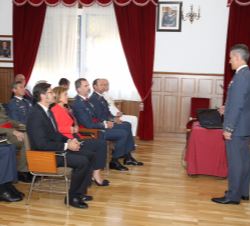 Su Majestad el Rey durante la exposición del coronel director de la Academia