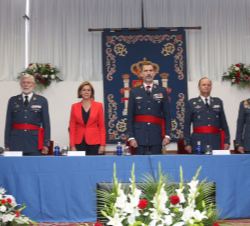 Su Majestad el Rey en la mesa presidencial durante la apertura del acto