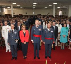 Fotografía de grupo de Su Majestad el Rey con los asistentes, tras la clausura del acto