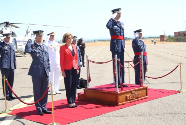Su Majestad el Rey recibe Honores de Ordenanza a su llegada a la Academia Básica del Aire