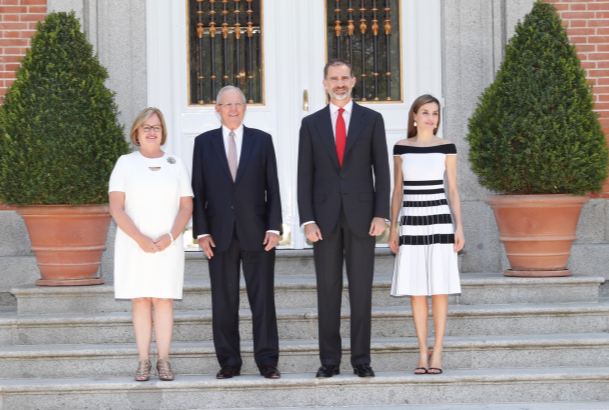Sus Majestades los Reyes y Sus Excelencias el Presidente de la República del Perú, Pedro Pablo Kuczynski, y señora Nancy Lange, antes del almuerzo celebrado en el Palacio de La Zarzuela 