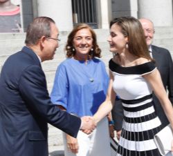 Su Majestad la Reina recibe el saludo del ex secretario general de las NN.UU., Ban Ki-moon, en presencia del secretario de Estado de Cooperación Inter