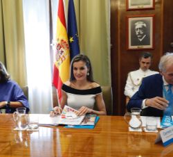 Su Majestad la Reina durante la reunión de trabajo, junto a la secretaria de Estado de Investigación, Desarrollo e Innovación y al presidente de UNICE