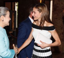 Su Majestad la Reina recibe el saludo de la Sra. Yoo Soon-Taek, esposa del ex secretario general de las Naciones Unidas, Ban Ki-moon