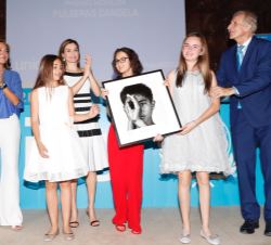 Su Majestad la Reina tras entregar el Premio "Moviliza" a Daniela, Mariona y Candela de Pulseras Candela