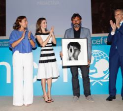 Su Majestad la Reina tras entregar el Premio "Transforma" a Oscar Camps, presidente de Proactiva Open Arms