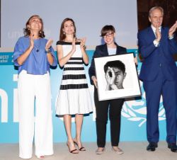 Su Majestad la Reina tras entregar el Premio "Emprende" a Cristina Balbás, presidenta de Escuelab Innovación Educativa