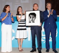 Su Majestad la Reina tras entregar el Premio "Joaquín Ruiz-Giménez" al ex secretario general de las Naciones Unidas, Ban Ki-moon junto a sec