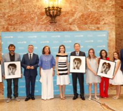 Su Majestad la Reina  junto a los premiados