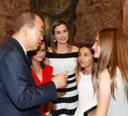 Su Majestad la Reina conversa con Ban Ki-Moon y las premiadas