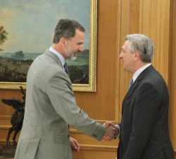 Su Majestad el Rey recibe el saludo del alto comisionado de las Naciones Unidas para los Refugiados, Filippo Grandi