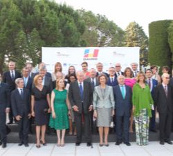 Su Majestad el Rey Don Juan Carlos y Su Majestad la Reina Doña Sofía con las autoridades presentes en el Homenaje