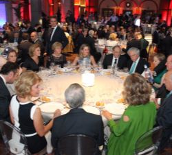 Don Juan Carlos y Doña Sofía en la mesa presidencial acompañados por las personalidades asistentes al Homenaje