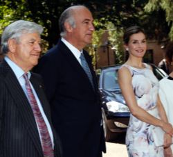 Su Majestad la Reina junto al secretario de Cultura, Fernando Benzo; el director honorario de la Residencia de Estudiantes, José García-Velasco, y la 