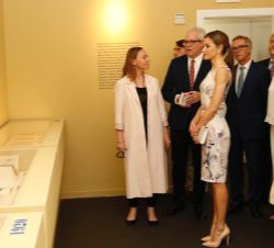 Doña Letizia durante el recorrido por la exposición “Una habitación propia. Federico García Lorca en la Residencia de Estudiantes, 1919 – 