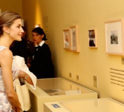 Doña Letizia contempla una de las obras de la exposición