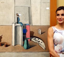 Su Majestad la Reina junto a una obra expuesta de Salvador Dalí 