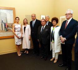 Doña Letizia con las autoridades que le acompañan durante la visita a la exposición
