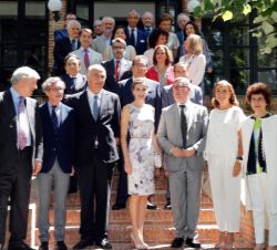 Su Majestad la Reina junto a los patronos de la Residencia de Estudiantes