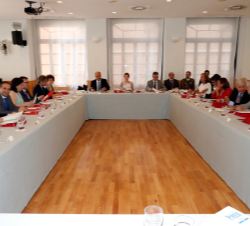 Vista general de la reunión del Patronato de la Residencia de Estudiantes presidida por Su Majestad la Reina