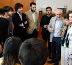 Su Majestad la Reina conversa con los becarios al término de la reunión