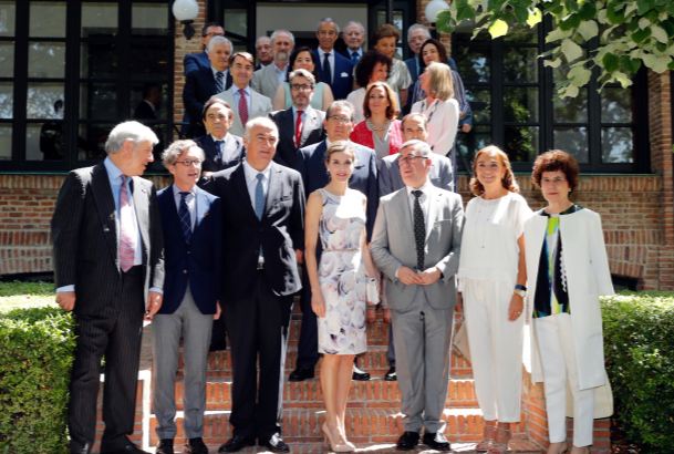 Su Majestad la Reina junto a los patronos de la Residencia de Estudiantes