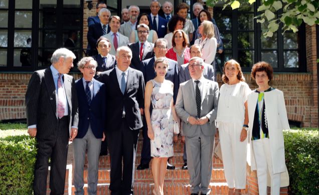 Su Majestad la Reina junto a los patronos de la Residencia de Estudiantes