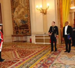 El Sr. Dylan Vernon, embajador de Belice, recibe novedades a su llegada al Palacio Real de Madrid para hacer entrega a Su Majestad el Rey de las Carta