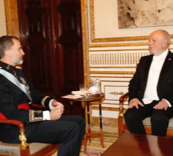 Su Majestad el Rey conversa con el Sr. Philippe Lhuillier Jones, embajador de Filipinas, tras hacerle entrega de sus Cartas Credenciales