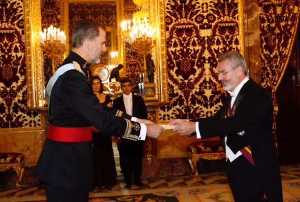 Su Majestad el Rey recibe las Cartas Credenciales del embajador de la República de Panamá, Milton Cohen Henríquez Sasso 