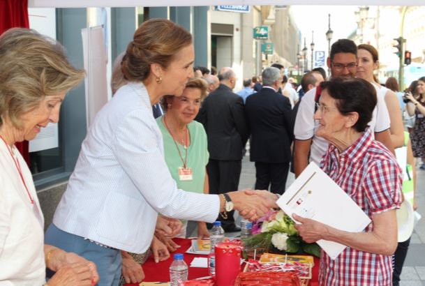 Su Alteza Real la Infanta Doña Elena recibe el saludo de una donante