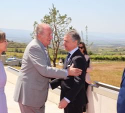 Su Majestad el Rey Don Juan Carlos recibe el saludo del lehendakari del Gobierno Vasco, Íñigo Urkullu, en presencia de la ministra de Agricultura, Pes